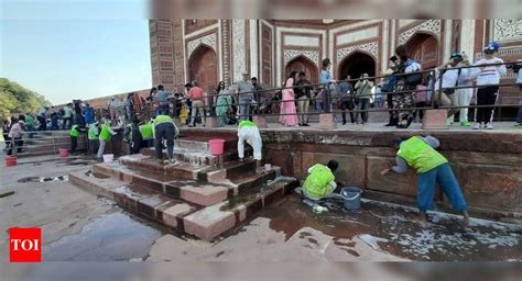 cleaning mud India|shah jahan monument mud bath.